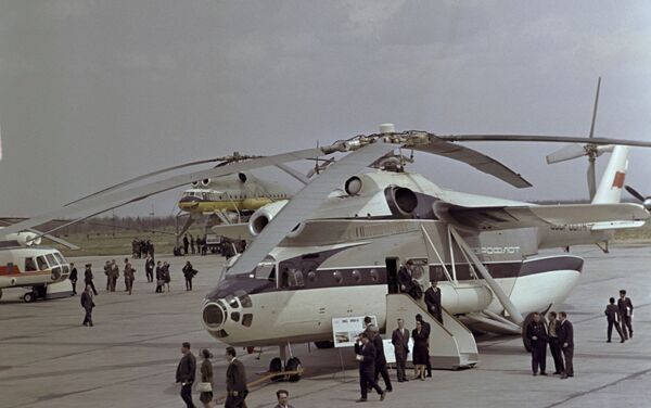 Un helicóptero Mi-6 presentado en la ciudad de Monino durante una exposición aeronáutica - Sputnik Mundo