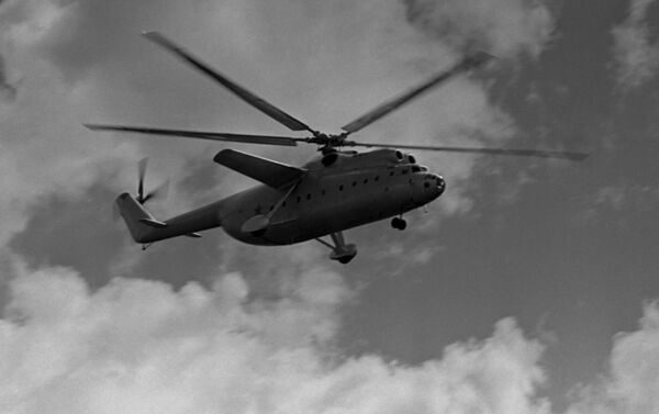 Un Mi-6 soviético vuela al lado de su hermano pequeño, el Mi-2.  - Sputnik Mundo