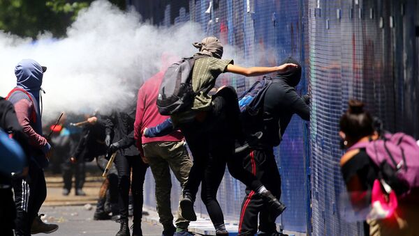Manifestantes atacan un cordón policial alrededor de la Embajada de EEUU en México, el 5 de junio de 2020 - Sputnik Mundo