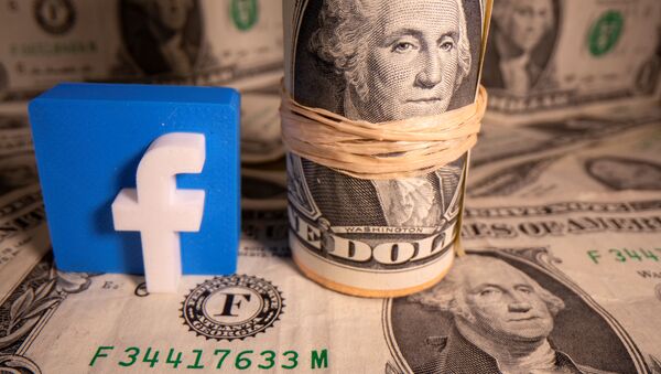 Un logo de la red social Facebook y un fajo de dólares estadounidenses - Sputnik Mundo