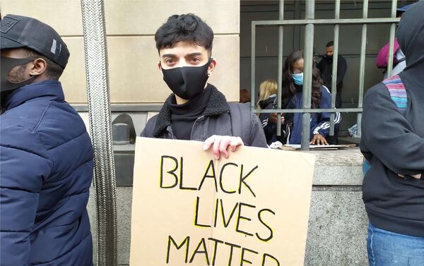 Saif, un estudiante de la Universidad de Westminster, en las protestas en Londres - Sputnik Mundo