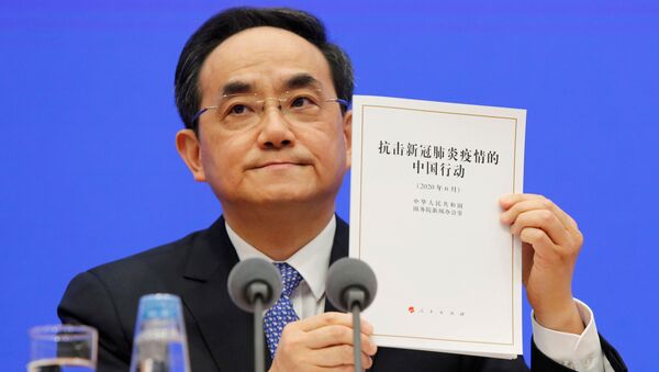 Xu Lin, vicepresidente del Departamento de Publicidad del Partido Comunista chino sostiene el libro blanco sobre COVID-19 - Sputnik Mundo