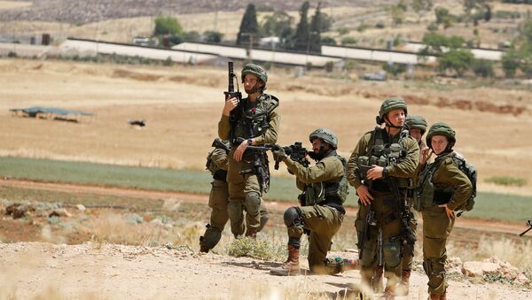 Militares israelíes apuntan a palestinos durante protestas contra la anexión de Cisjordania por Israel - Sputnik Mundo