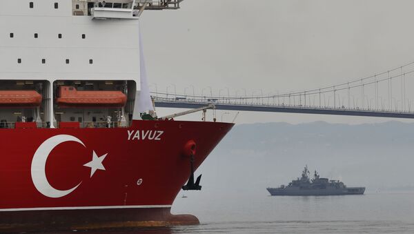 Un buque perforador turco escoltado por un buque mlitar - Sputnik Mundo