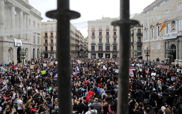 Protestas por el asesinato de George Floyd en Barcelona - Sputnik Mundo