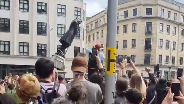Manifestantes derriban la estatua de Edward Colston durante las protestas en Bristol, el Reino Unido - Sputnik Mundo