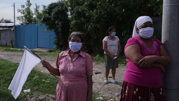 Unas mujeres con mascarillas en El Salvador - Sputnik Mundo