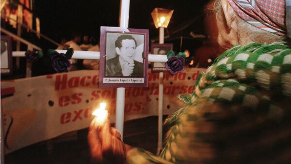 Una anciana de El Salvador homenajea a los jesuitas asesinados - Sputnik Mundo