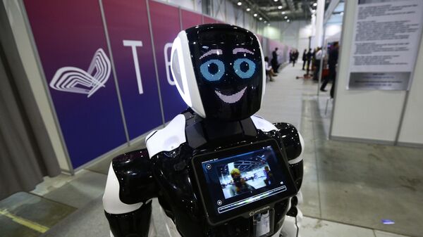 El robot ruso Promobot en el foro internacional Tehnoprom-2019 - Sputnik Mundo