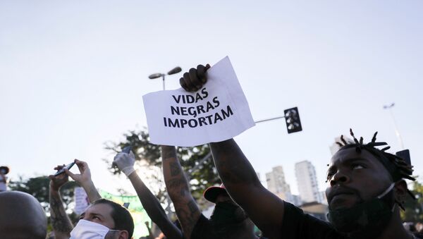 Manifestantes contra el racismo durante una protesta en Sao Paulo, Brasil - Sputnik Mundo