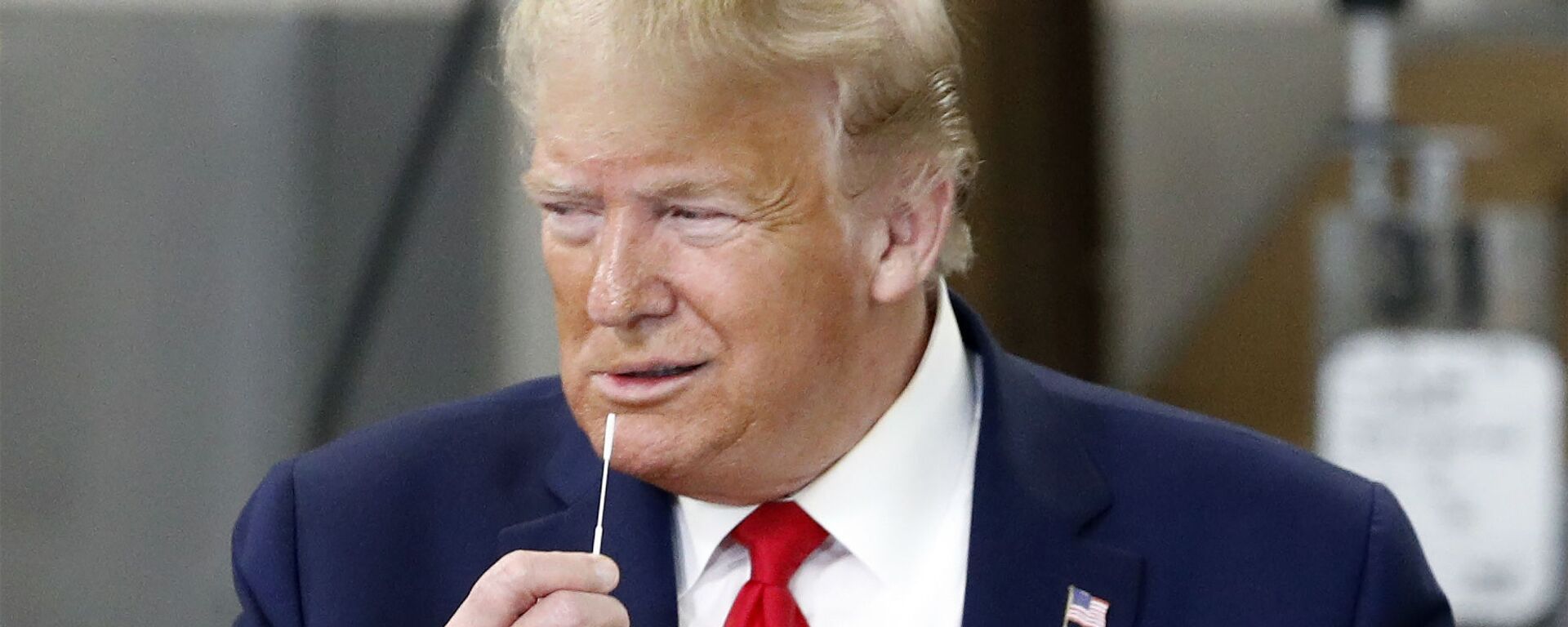 El presidente de EEUU, Donald Trump, se acerca a la boca un hisopo utilizado para los test de COVID-19 - Sputnik Mundo, 1920, 02.12.2021