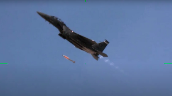 Un caza F-15 durante un vuelo de demostración de compatibilidad con la bomba B61-12 - Sputnik Mundo