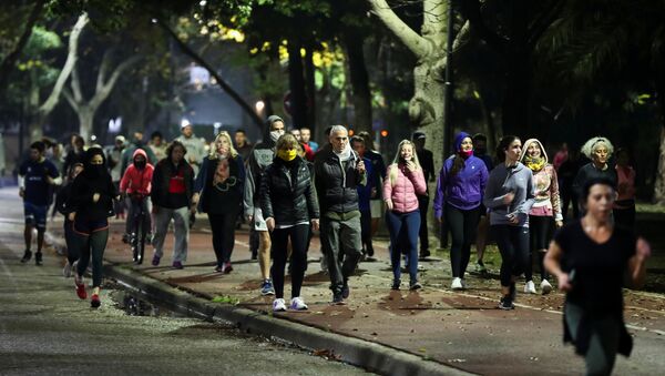 Personas realizando actividad física durante la pandemia en los Bosques de Palermo, Ciudad de Buenos Aires - Sputnik Mundo