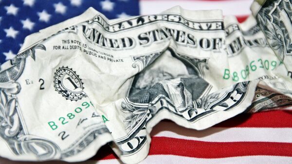 Un dólar arrugado sobre el fondo de una bandera estadounidense - Sputnik Mundo