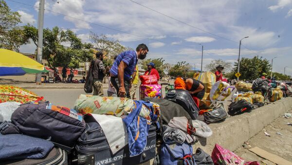 Migrantes venezolanos volviendo a su país a través del Puente Simón Bolívar - Sputnik Mundo
