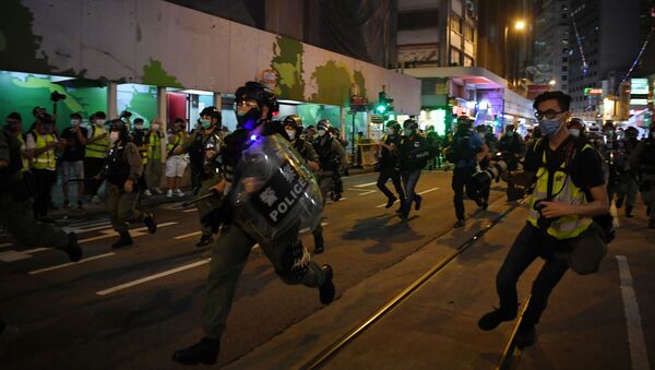 Policía durante las protestas en Hong Kong - Sputnik Mundo