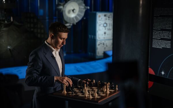 El gran maestro de ajedrez Serguéi Kariakin durante la partida - Sputnik Mundo