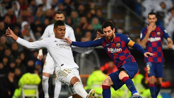 Leo Messi y Casemiro durante el Real Madrid-Barcelona del 1 de marzo de 2020 - Sputnik Mundo
