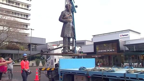 El desmantelamiento de la estatua del capitán John Hamilton en Nueva Zelanda - Sputnik Mundo
