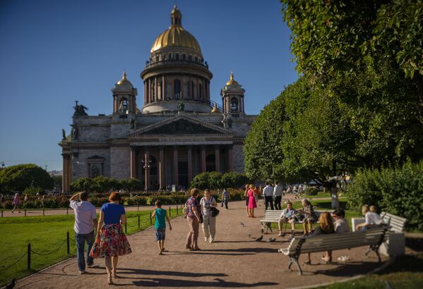 Un parque frente a la catedral de San Isaac de San Petersburgo - Sputnik Mundo