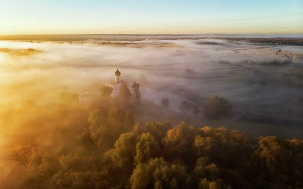 El amanecer es el momento más hermoso del día. La foto fue tomada cerca de la aldea de Bogoliúbovo, en la región de Vladímir. - Sputnik Mundo