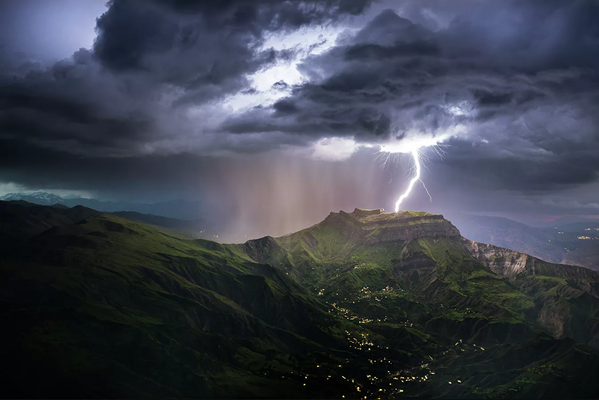 El legendario monte Montura, el más famoso de Daguestán, con un raro fenómeno de la naturaleza: un rayo que cae directamente en la cima.  - Sputnik Mundo