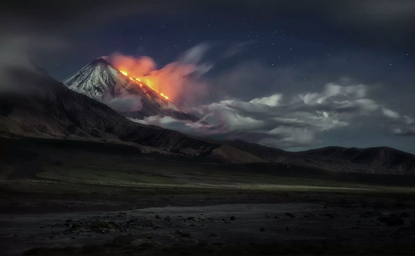 La erupción del volcán Kliuchevskoi en Kamchatka en agosto de 2016. Es el más alto de los volcanes activos en Eurasia (4.750 metros). - Sputnik Mundo