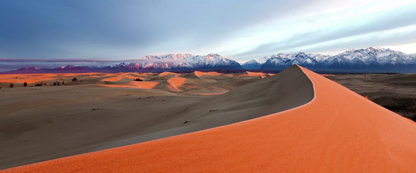 Las arenas de Chara, en la región de Zabaikalie, se conocen como el desierto más inusual del mundo. Esta maravilla natural está rodeada por la taiga y los pantanos.  - Sputnik Mundo