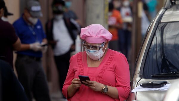 Una mujer con mascarilla en Honduras - Sputnik Mundo