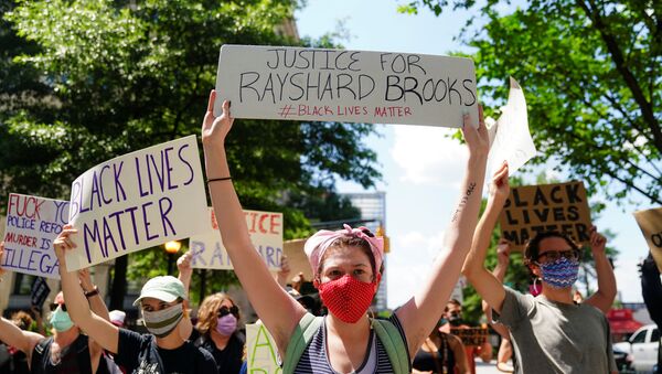 Una manisfetación contra la brutalidad policial en Atlanta, tras la muerte de Rayshard Brooks - Sputnik Mundo