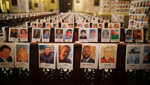 La Catedral de Lima celebra una misa con las fotos de 6.000 víctimas de COVID-19 - Sputnik Mundo