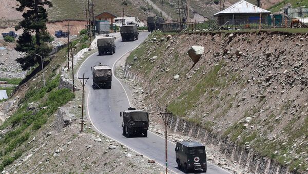Una caravana de vehículos militares de la India en la región de Cachemira - Sputnik Mundo