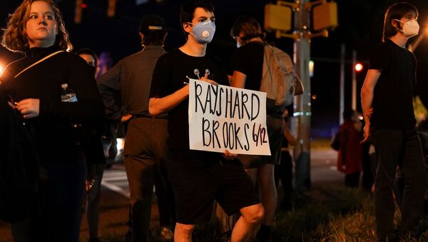 Un manifestante durante las protestas antiracistas en Atlanta, EEUU - Sputnik Mundo