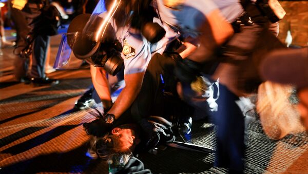La policía detiene a manifestante en protesta por la muerte de Rayshard Brooks, en Atlanta, Georgia - Sputnik Mundo