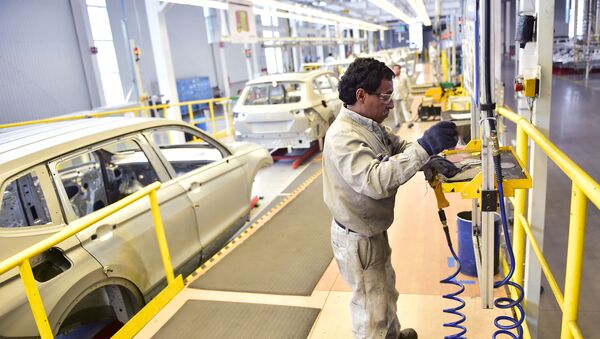 Un trabajador en la planta de Volkswagen en Puebla - Sputnik Mundo