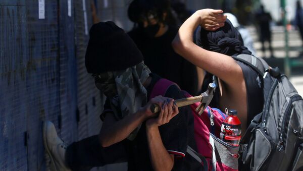 Encapuchados atacan la Embajada de EEUU en Ciudad de México durante la protesta contra la violencia policial - Sputnik Mundo