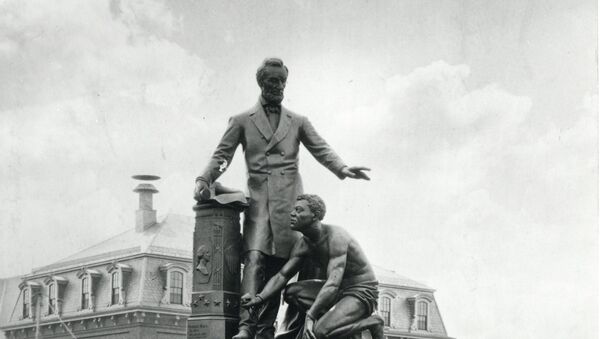 Estatua que representa al expresidente de EEUU, Abraham Lincoln, parado al lado de esclavo negro, en el centro de Boston, EEUU - Sputnik Mundo