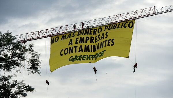 Pancarta de Greenpeace contra las ayudas gubernamentales a empresas contaminantes.  - Sputnik Mundo