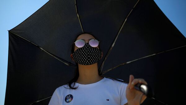 Una mujer con mascarilla en Brasilia, Brasil - Sputnik Mundo