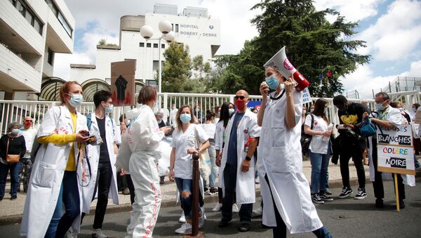 Las protestas del personal médico en París, Francia - Sputnik Mundo