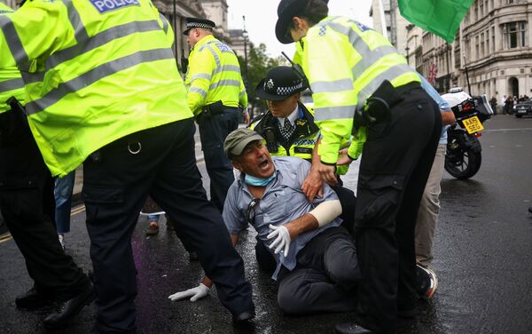 Los agentes de la Policía británica detienen al manifestante que causó el accidente de tráfico - Sputnik Mundo