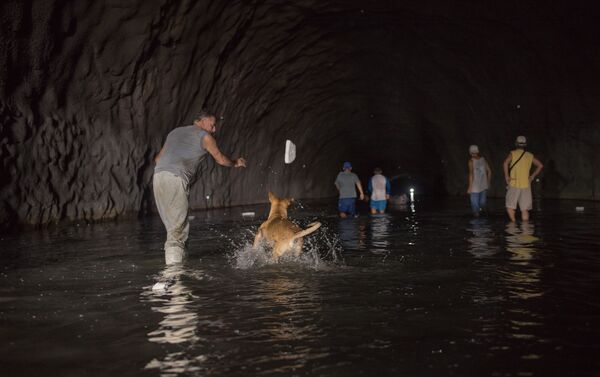 Unos venezolanos intentan conseguir el agua en el túnel Cota Mil - Sputnik Mundo