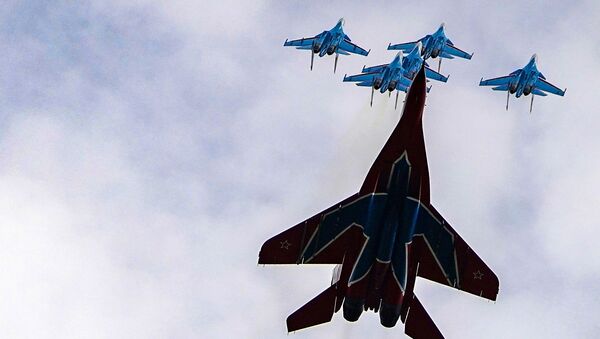 Истребители МиГ-29 и Су-30СМ пилотажных групп Русские витязи и Стрижи во время репетиции воздушной части парада Победы - Sputnik Mundo