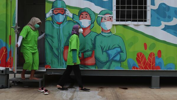 Медицинские работники у мобильной лаборатории в Джакарте, Индонезия - Sputnik Mundo