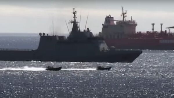 Captura de pantalla del vídeo de Royal Navy echando al buque de guerra español de Gibraltar - Sputnik Mundo