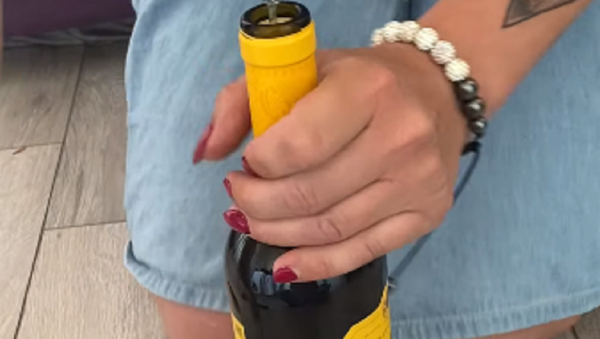 Un insólito método para abrir una botella de vino sin sacacorchos - Sputnik Mundo