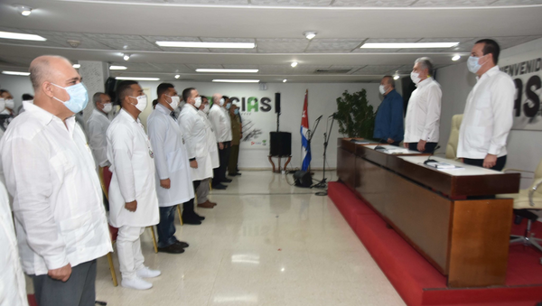 El presidente de Cuba, Miguel Díaz-Canel, y el primer ministro, Manuel Marrero, recibiendo a los 52 colaboradores de salud cubanos - Sputnik Mundo