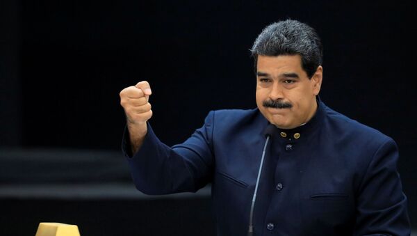 El presidente de Venezuela, Nicolás Maduro, con lingotes de oro - Sputnik Mundo