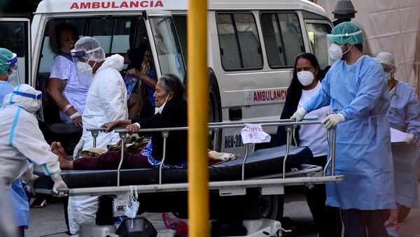 Médicos atendiendo a una mujer en Tegucigalpa, Honduras - Sputnik Mundo