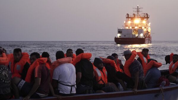 El navío Ocean Viking y los migrantes en el mar Mediterráneo - Sputnik Mundo